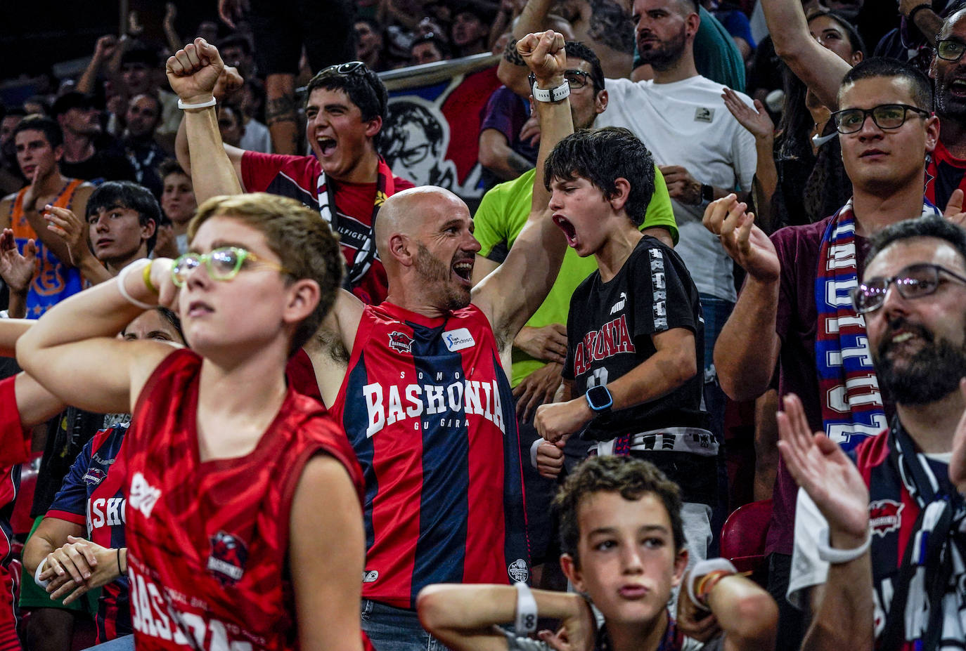 El ambiente del Baskonia-Bilbao Basket. Mucho más que un derbi baloncestístico