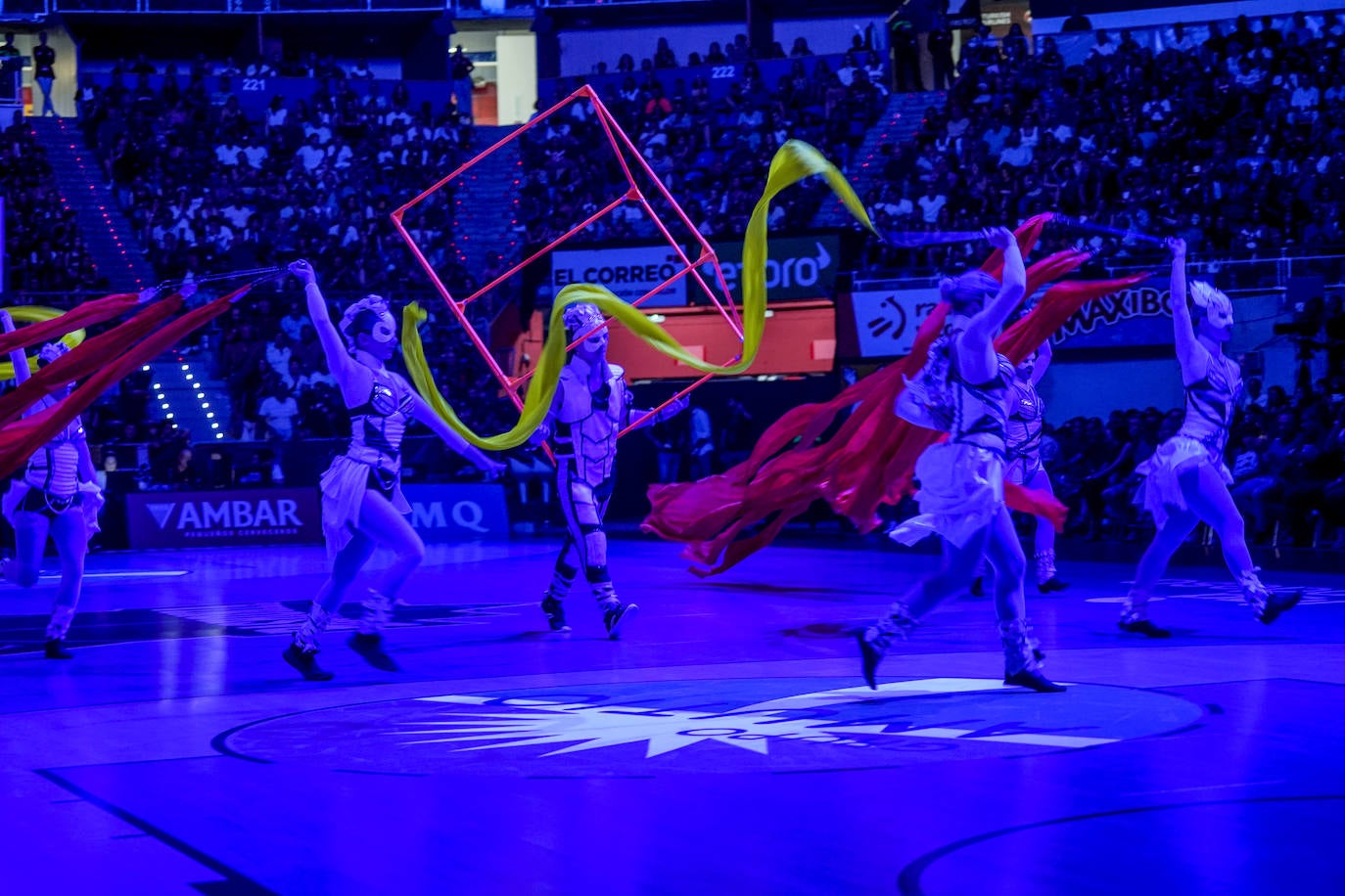 El ambiente del Baskonia-Bilbao Basket. Mucho más que un derbi baloncestístico