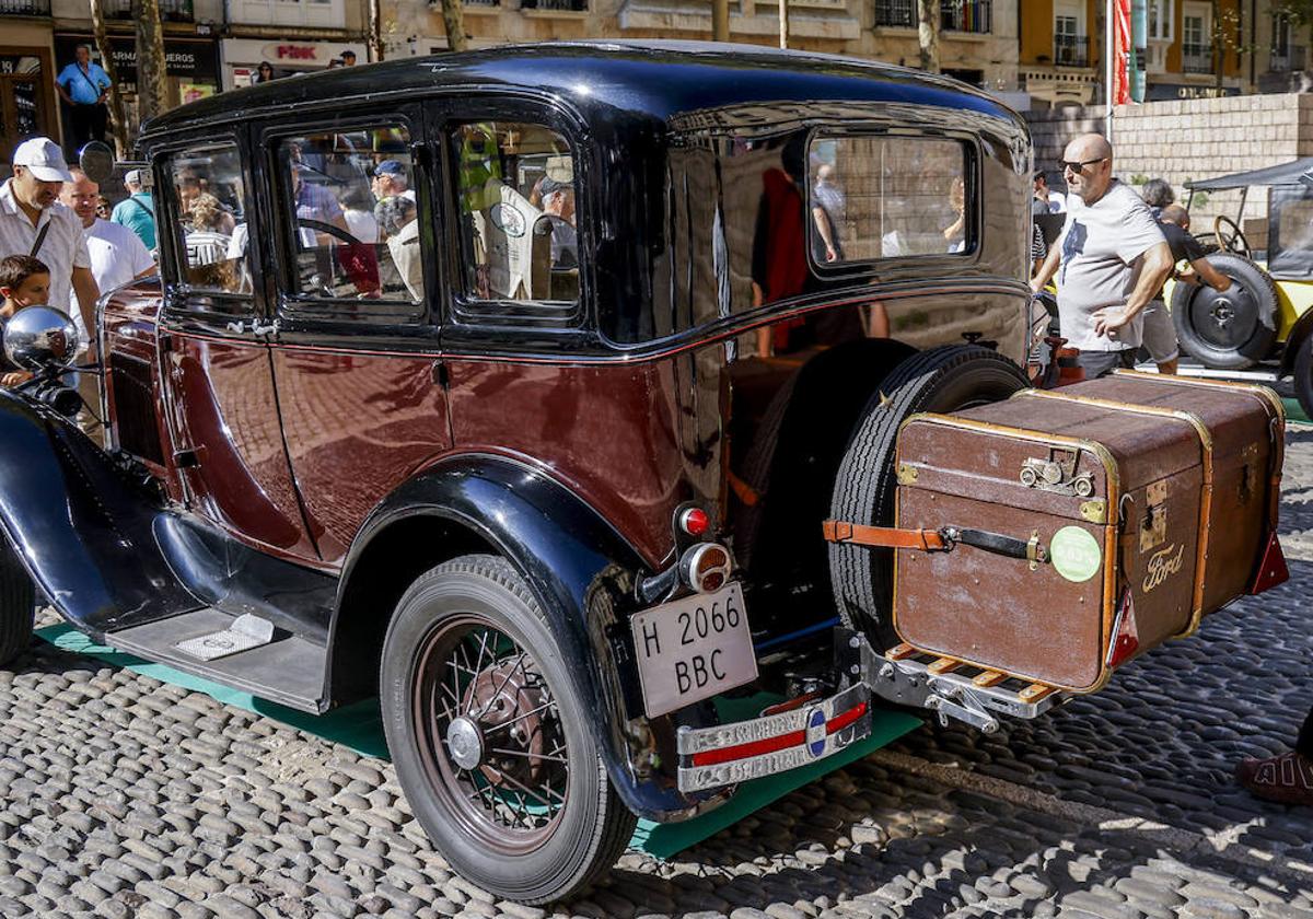 Coches de película en el centro de Vitoria