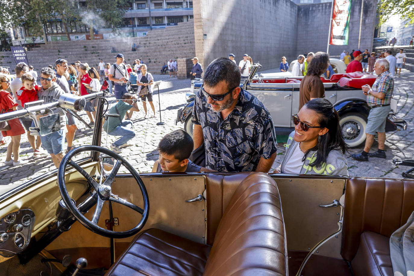 Coches de película en el centro de Vitoria