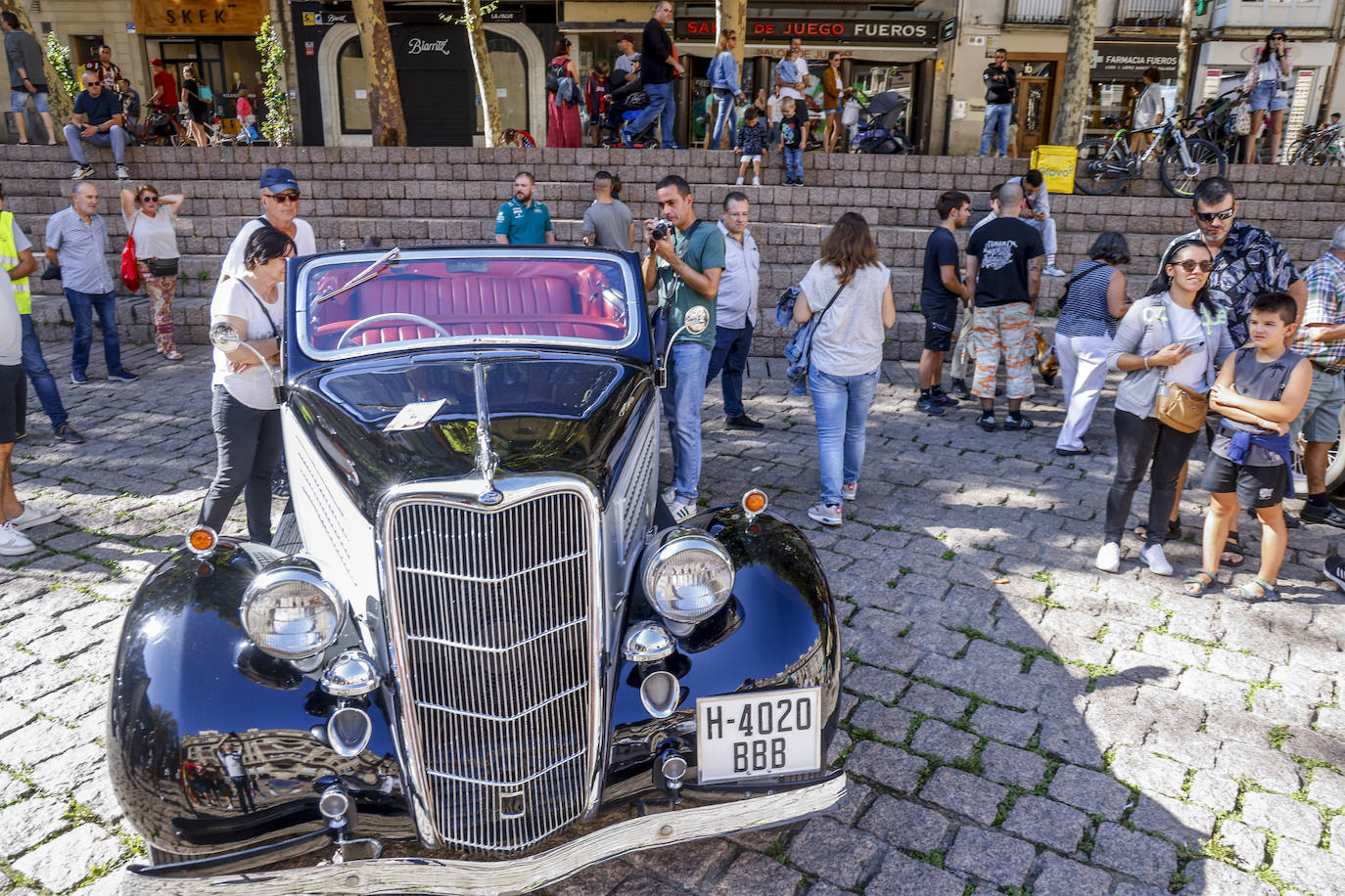 Coches de película en el centro de Vitoria