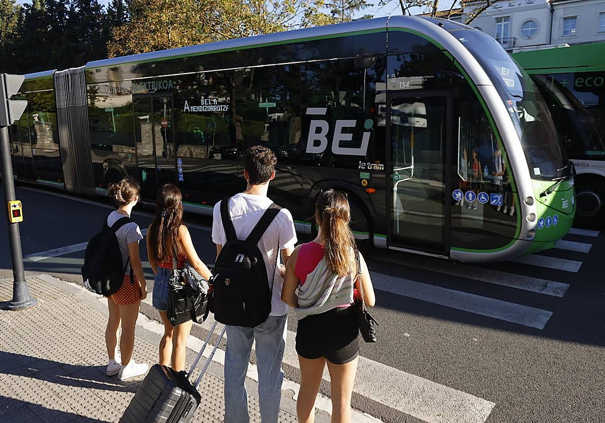 Varios peatones se disponen a cruzar un paso de cebra mientras avanza el BEI.