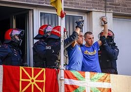 Momento en el que Zelaia y Barbado son detenidos por la Ertzaintza.