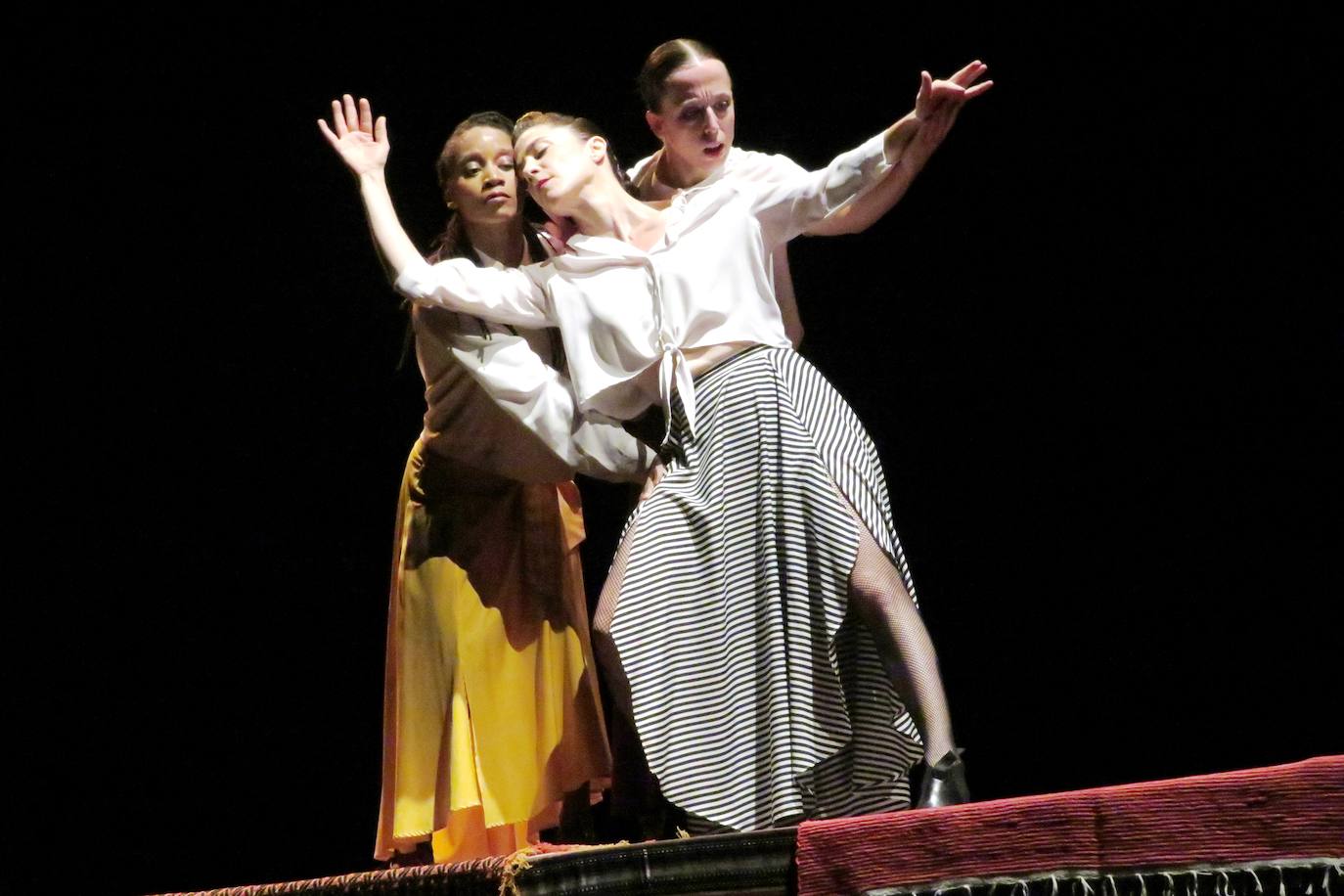 Las tres bailarinas sobre la mesa.