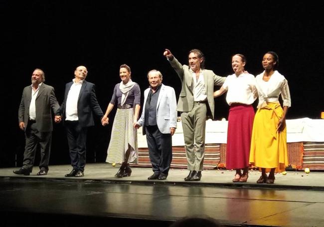 Saludos finales de Raúl Cantizano y Miguel Vargas (guitarras), Chloé Brûlé, Manolo Marín, Marco Vargas, Carmen Muñoz y Yinka Esi Graves.