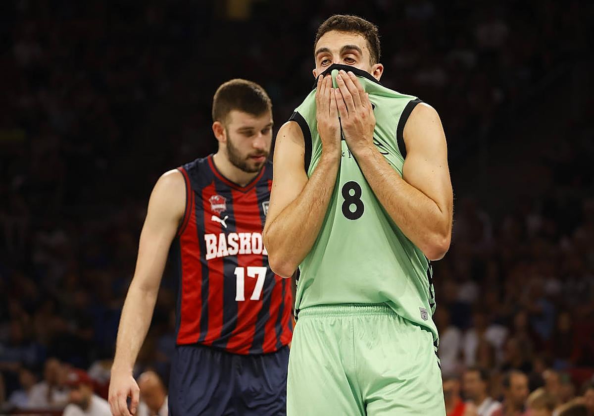 Álex Reyes se lamenta tras una jugada ante Rogkavopoulos.