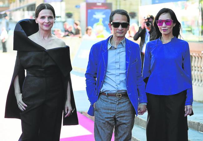 Juliette Binoche con Tran Anh Hung y la acompañante del director.