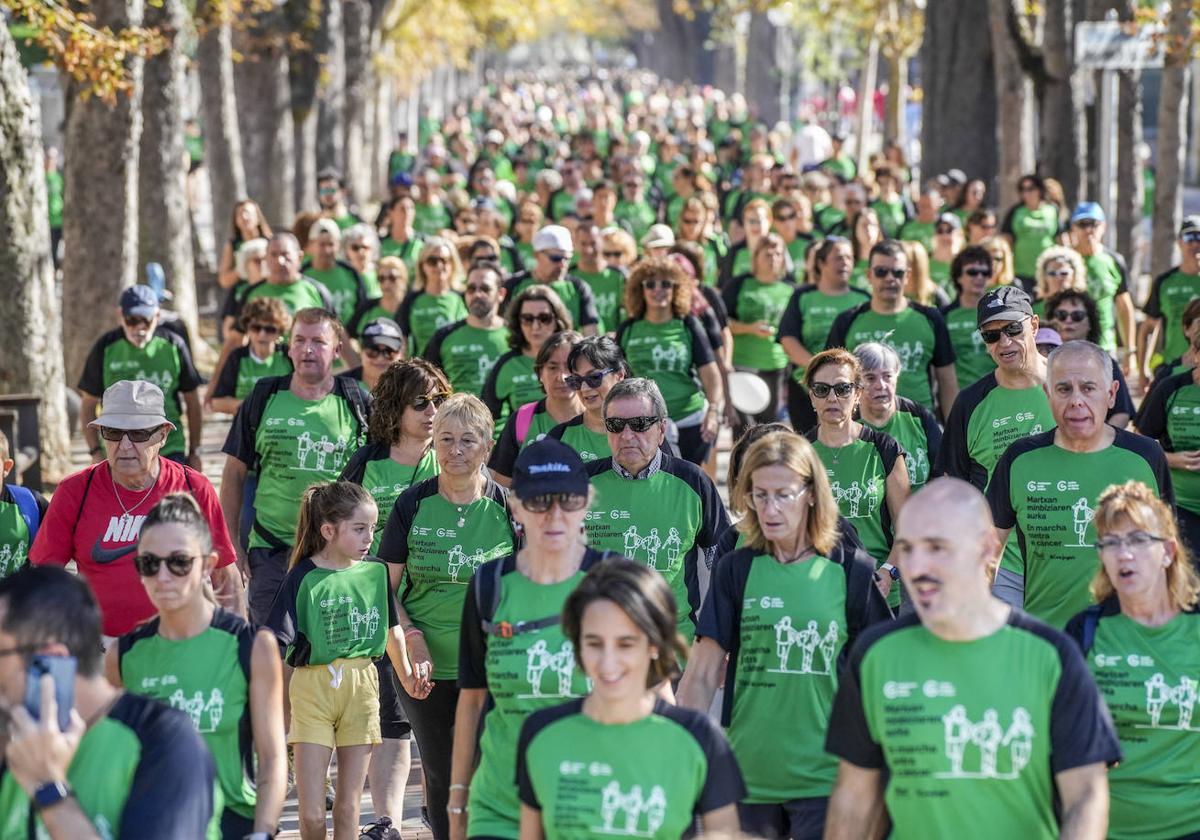 Vitoria se tiñe de verde para pedir más investigación contra el cáncer