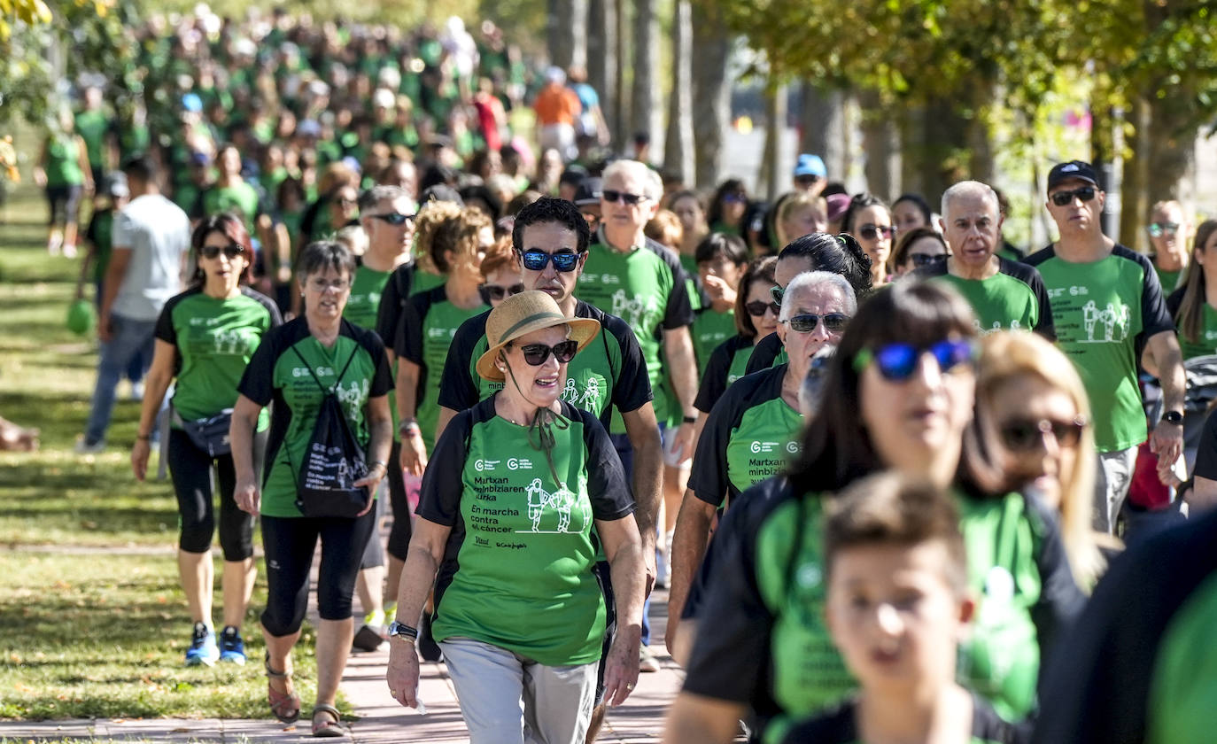 La marcha en Vitoria contra el cáncer, en imágenes