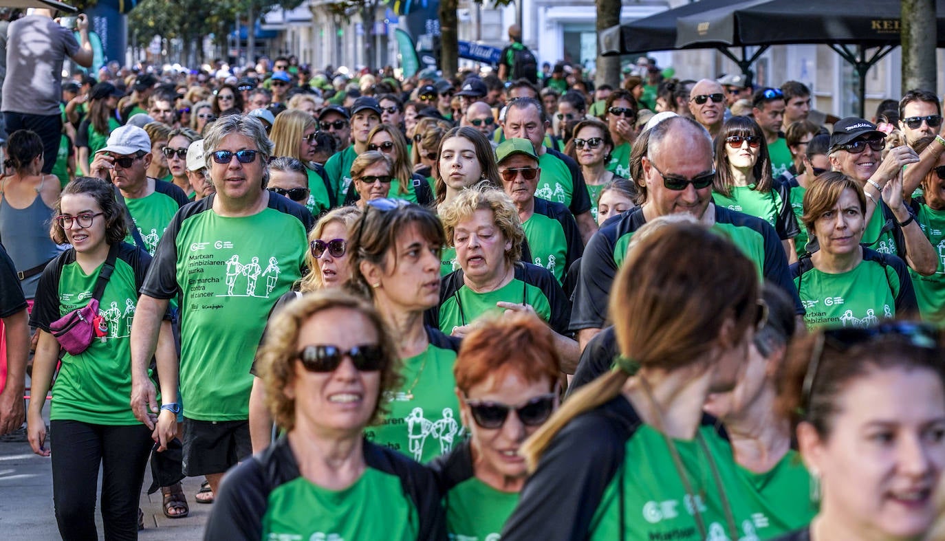 La marcha en Vitoria contra el cáncer, en imágenes