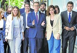 Núñez Feijóo camina junto a los presidentes autonómicos del PP camino de la sede del partido, en la madrileña calle Génova.