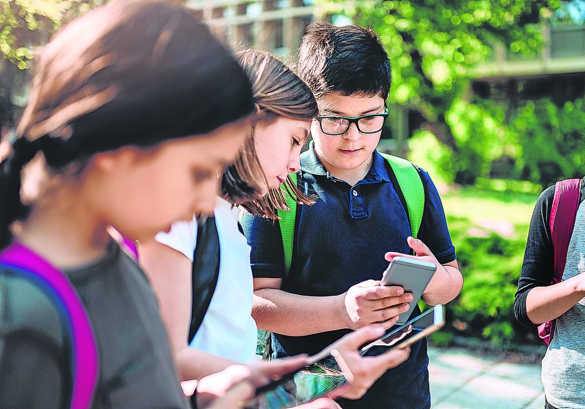 La estampa de niños con un dispositivo móvil en la mano y absortos en la pantalla es cada vez más habitual en las calles y espacios de ocio.