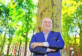 Andoni Ortuzar posa en los Jardines de Albia de Bilbao antes de atender la entrevista en su despacho de Sabin Etxea.