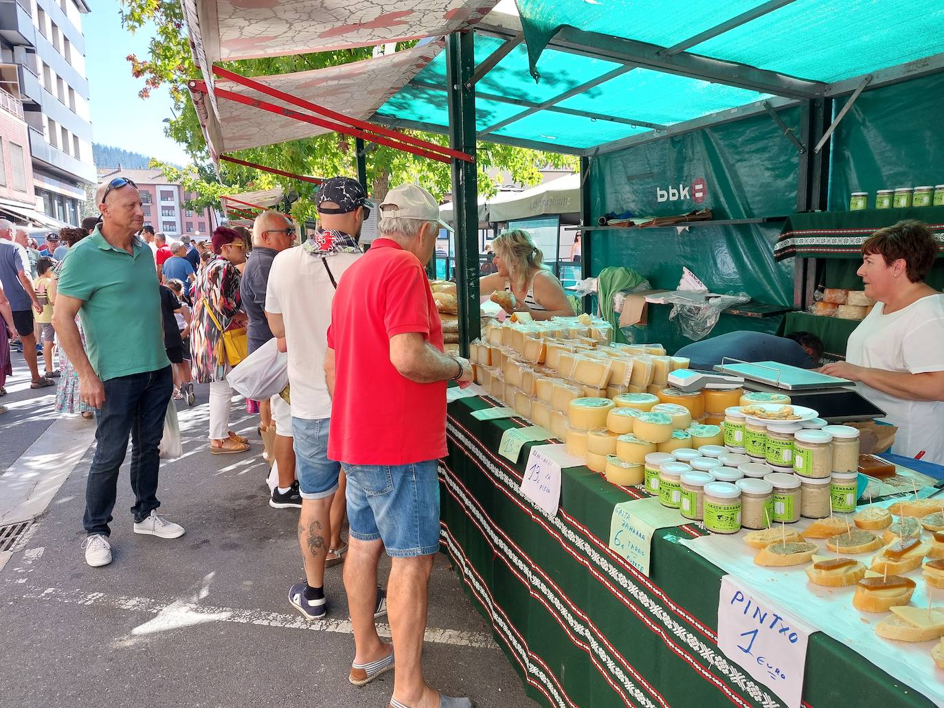 El buen tiempo llenó de gente las calles del municipio encartado