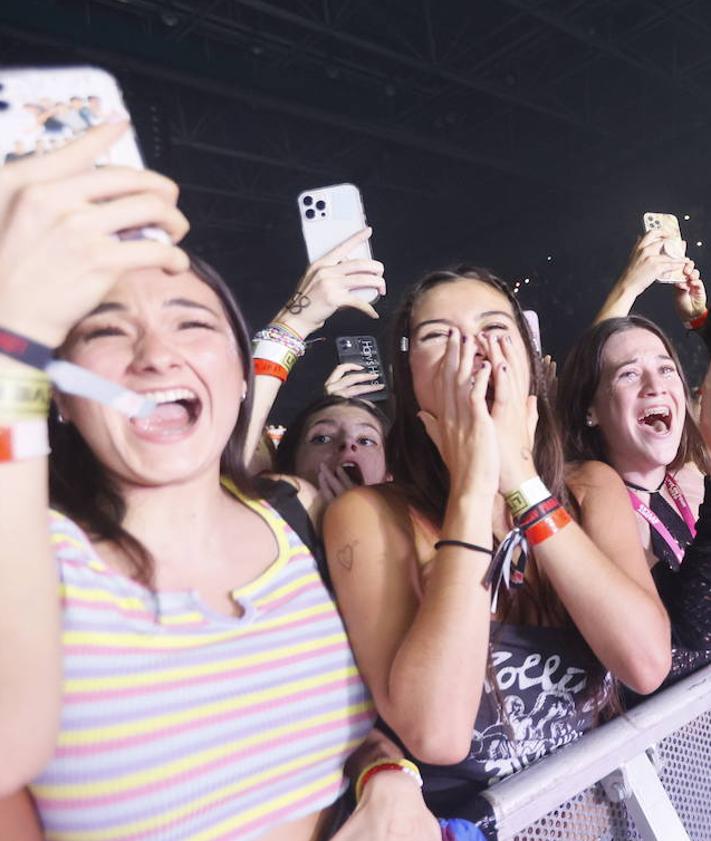 Imagen secundaria 2 - Las fans, totalmente entregadas al cantante británico.