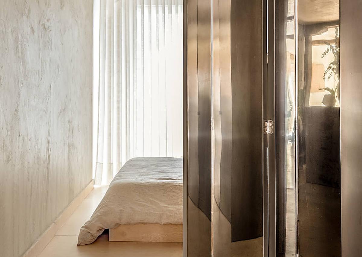 Imagen secundaria 1 - El dormitorio pequeño y su puerta corredera. Y el original lavabo del baño.