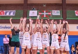 El HGB Ausarta Barakaldo alza el título que les acredita campeonas de la Euskal Kopa.