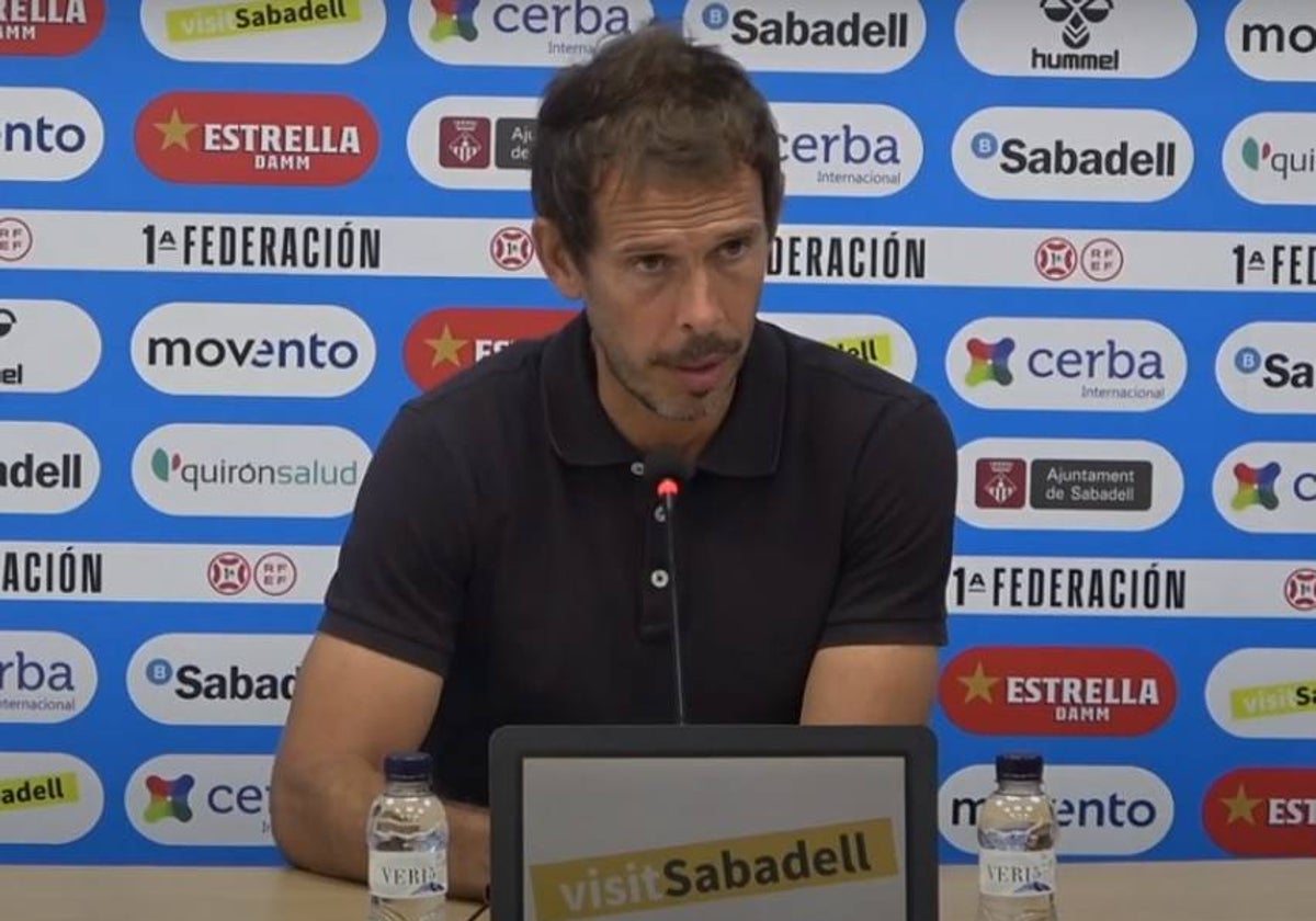 Aitor Calle en la rueda de prensa posterior al Sabadell-Sestao River.