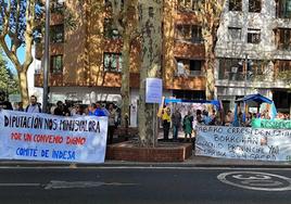 Los sindicatos frente a las Juntas Generales de Álava antes de la comparecencia de Urtaran.