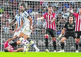 Guruzeta y Dani García protestan una falta de Merino sobre Ander Herrera.