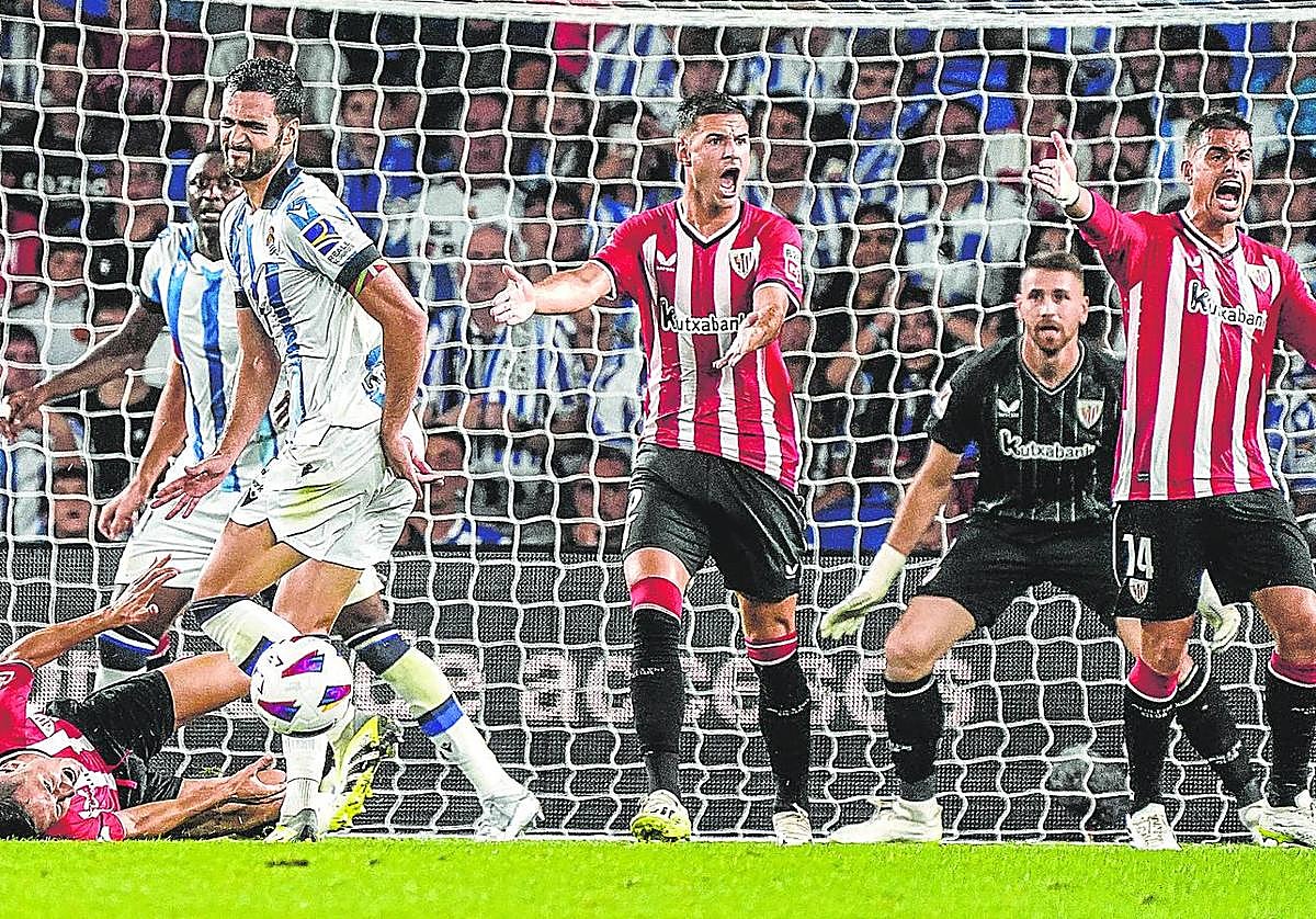 Guruzeta y Dani García protestan una falta de Merino sobre Ander Herrera.