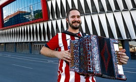 Jon Azanza posa ante San Mamés con la trikitixa y la camiseta que llevó en el derbi.