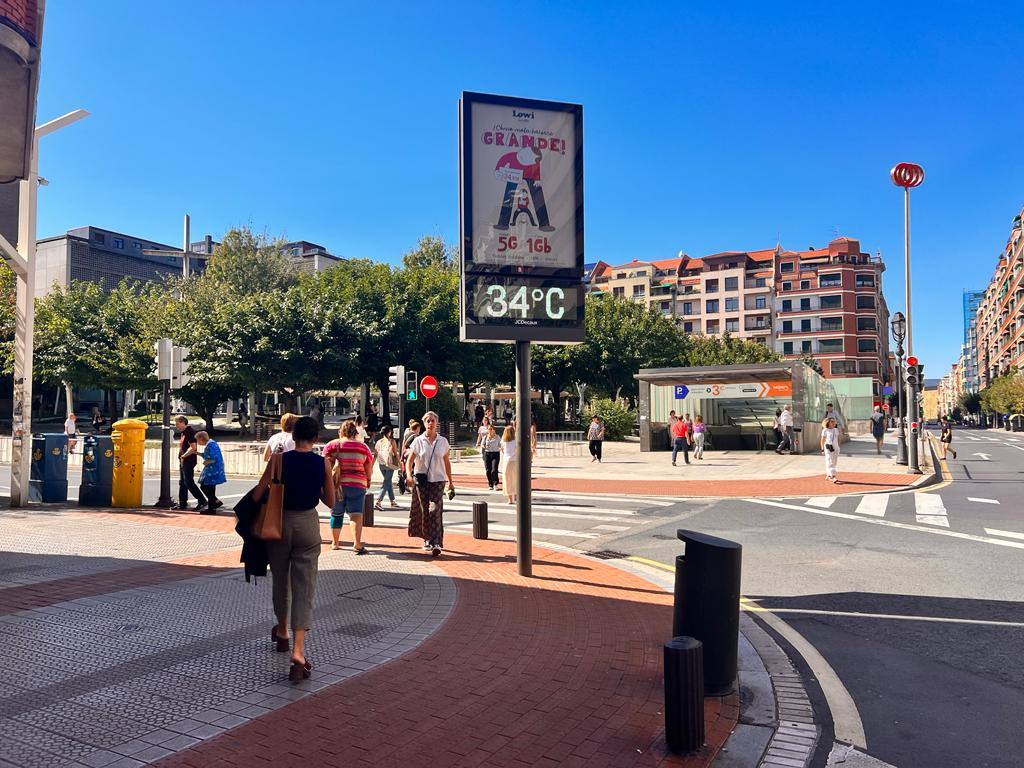 Bilbao vive este kunes una jornada de calor sofocante.