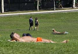 Varias personas han aprovechado las cálidas temperaturas para tomar el sol en las campas de Armentia.