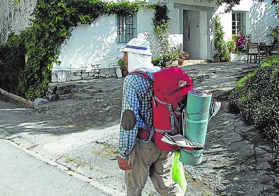 Un peregrino recorre el Camino de Santiago.