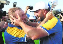 Rahm celebra con Lowry el triunfo de Europa.