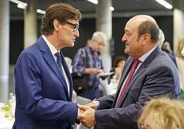 Salvador Illa y Andoni Ortuzar se saludan este lunes en Bilbao.