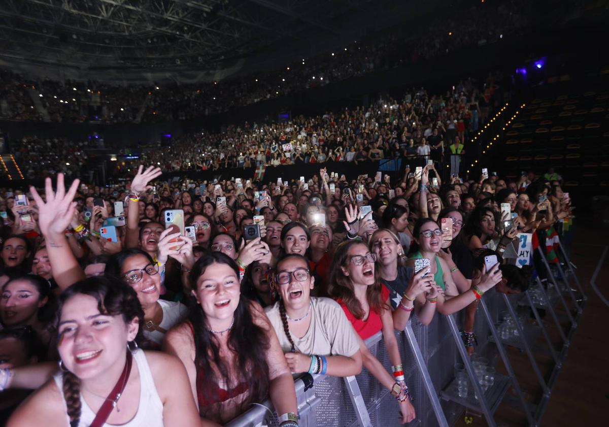 Imagen principal - Las fans, totalmente entregadas al cantante británico.