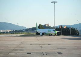 Un avión de Binter, en la pista de Foronda.