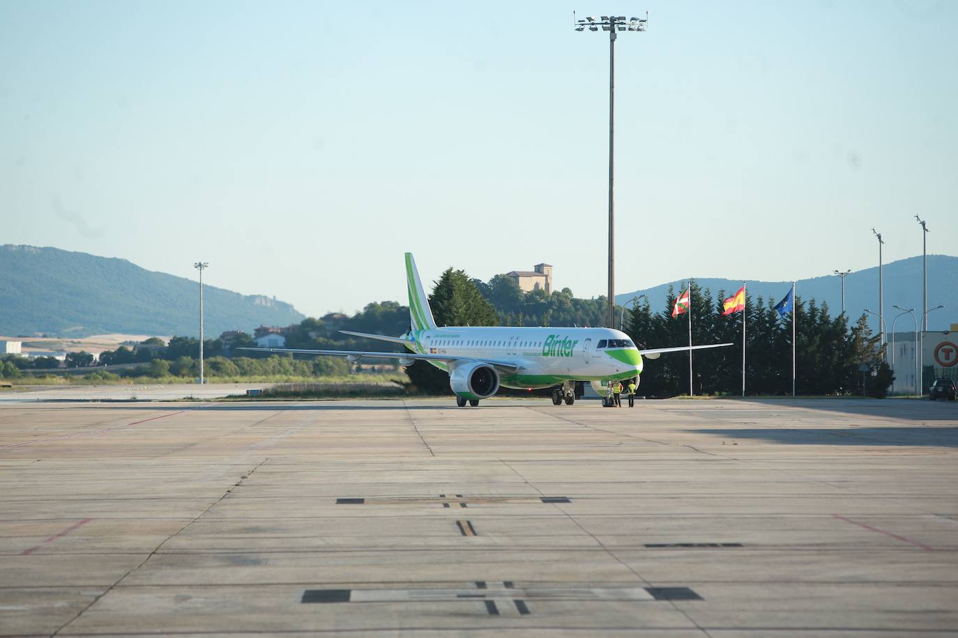 Un avión de Binter, en la pista de Foronda.