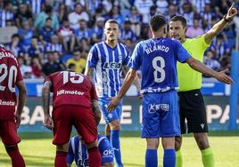 Blanco protesta a Figueoa Vázquez durante el Alavés-Osasuna.