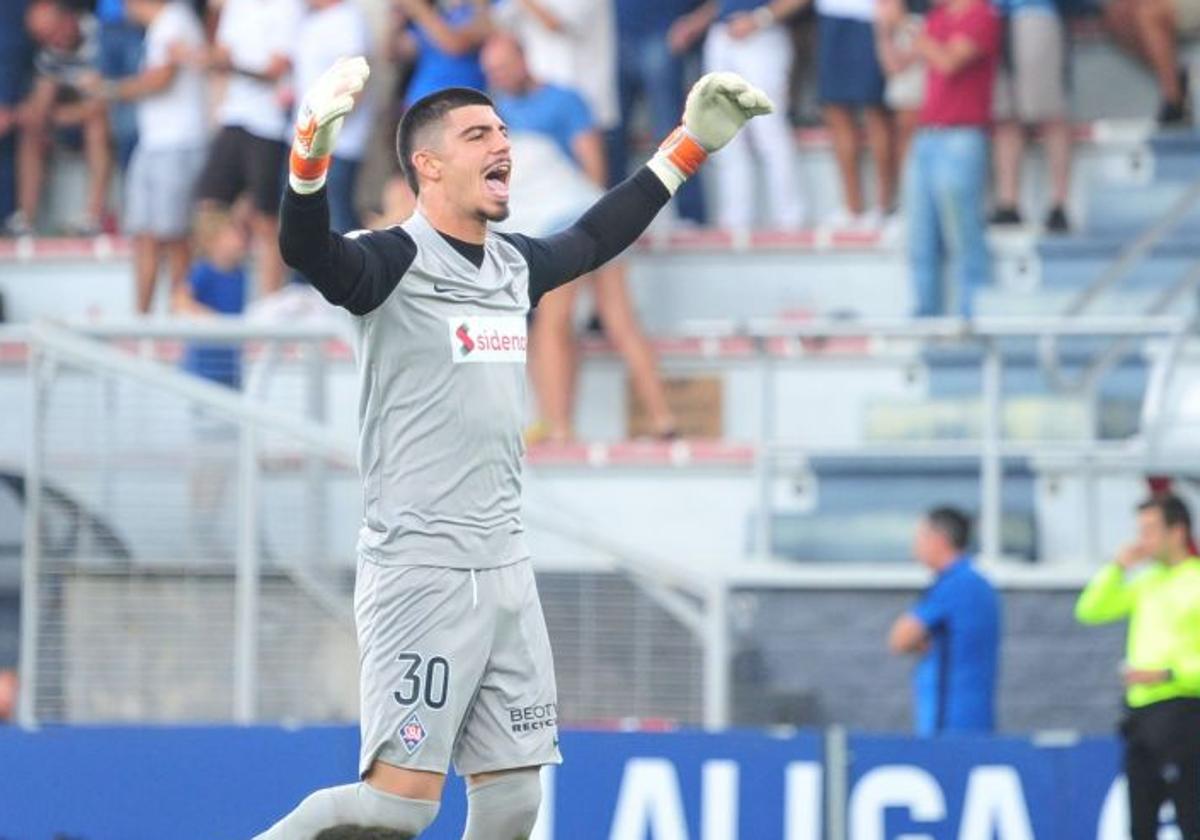 Pablo Campos festeja un gol del Amorebieta en Lezama.