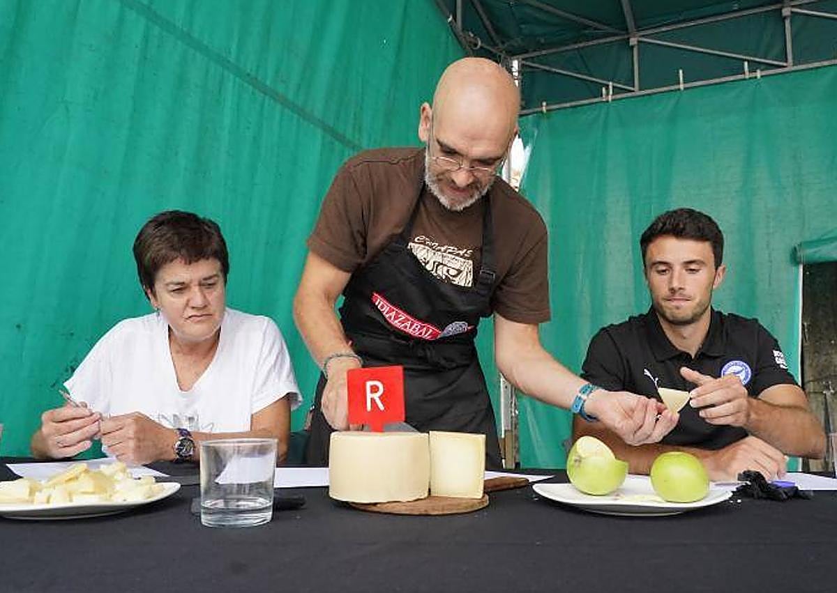 Imagen secundaria 1 - La reconocida feria se acompañó de talos, queso y sidra como principales recetas. El jugador del Alavés, Guevara, participó en la cata.