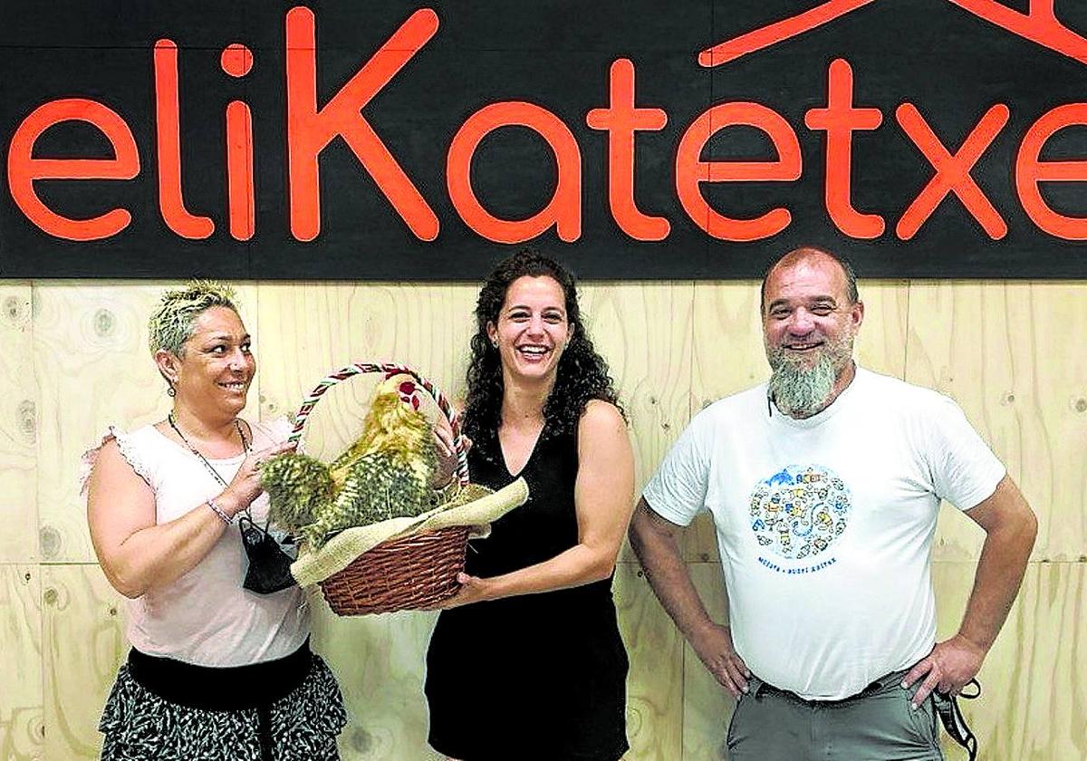 Alazne Jaio, Edurne García y Xabier Gorrotxategi son los impulsores de Delikatetxe, cooperativa de transformación agraria con sede en Elorrio.