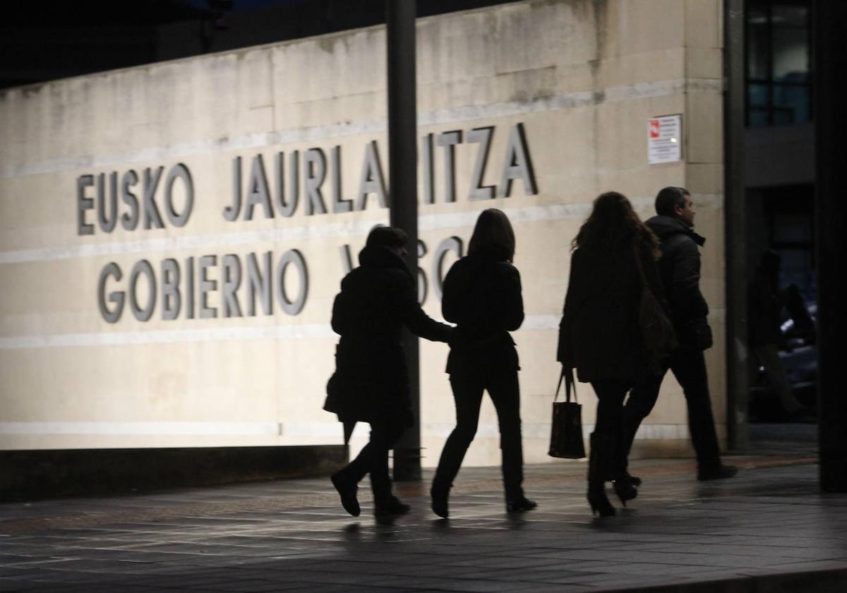 Trabajadores del Gobierno vasco entrando a la sede de Lakua en Vitoria