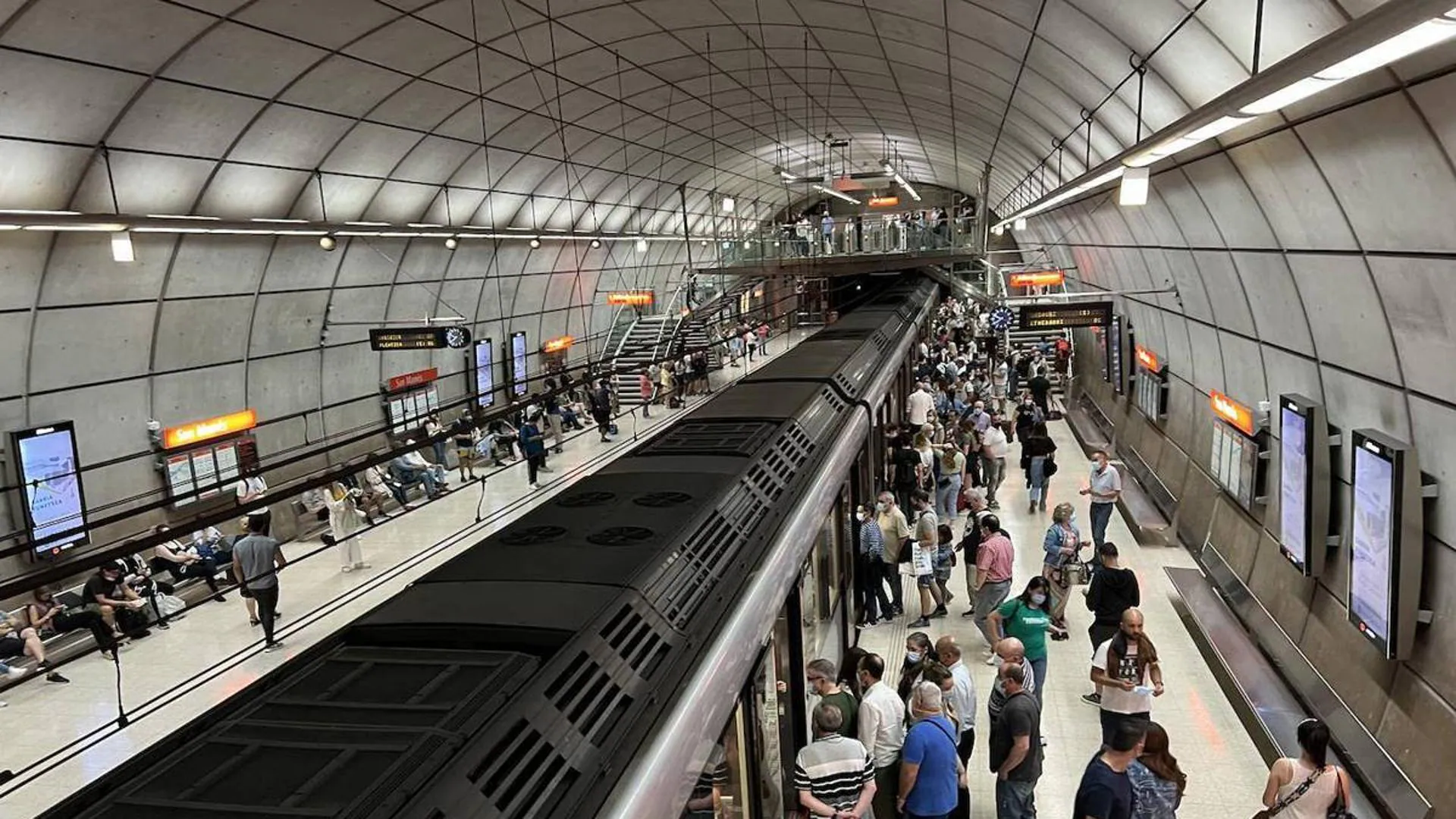 El aviso del metro de Bilbao a los viajeros que llevan mochilas y que  muchos desconocen | El Correo