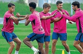 Prados, primero por la izquierda, y Jauregizar, ayer en Lezama.