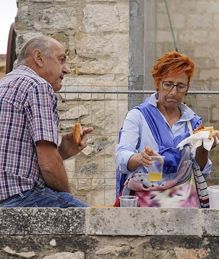 Imagen secundaria 2 - La reconocida feria se acompañó de talos, queso y sidra como principales recetas. El jugador del Alavés, Guevara, participó en la cata.