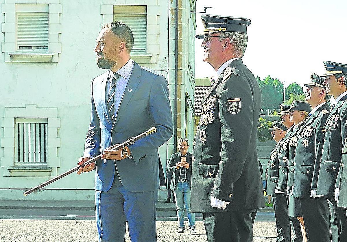 El delegado del Gobierno, Denis Itxaso, sujeta el bastón de mando, junto al jefe superior de la Policía Nacional, Jesús Herranz.