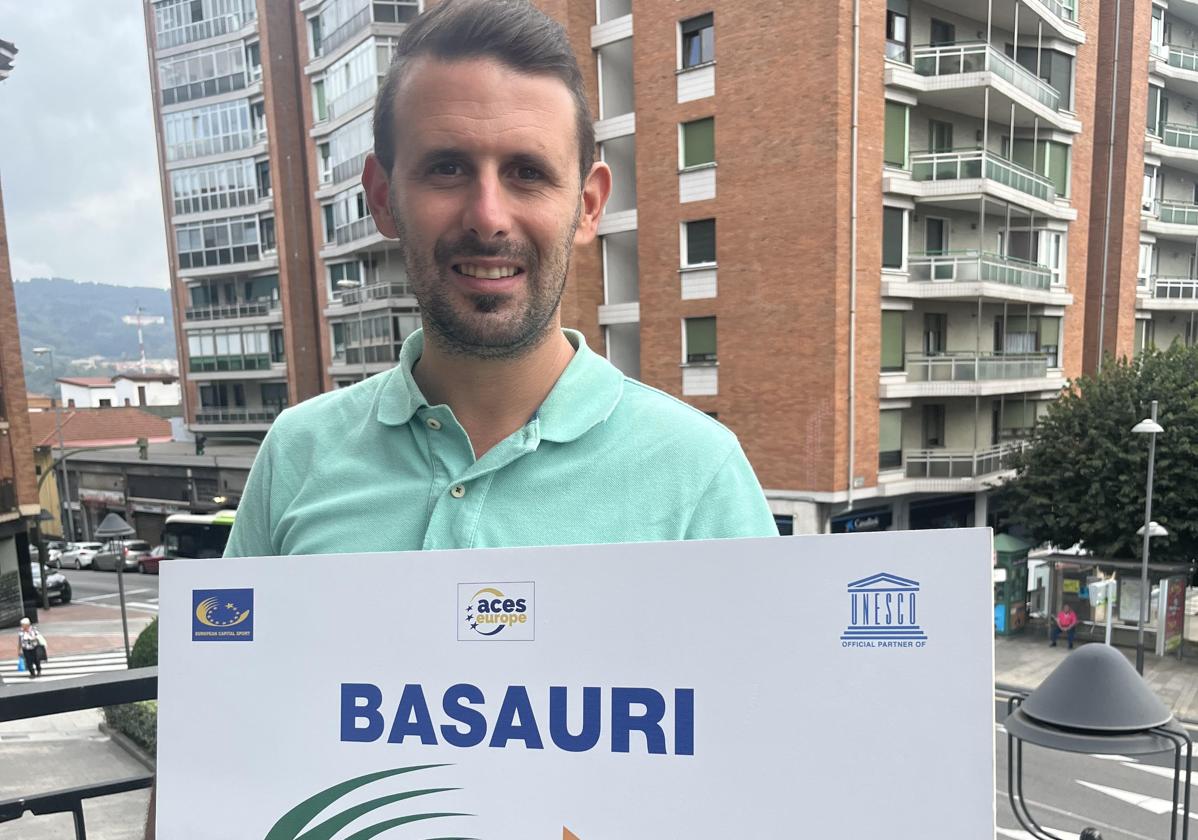 Jon Zugazagoitia con el cartel de la candidatura.