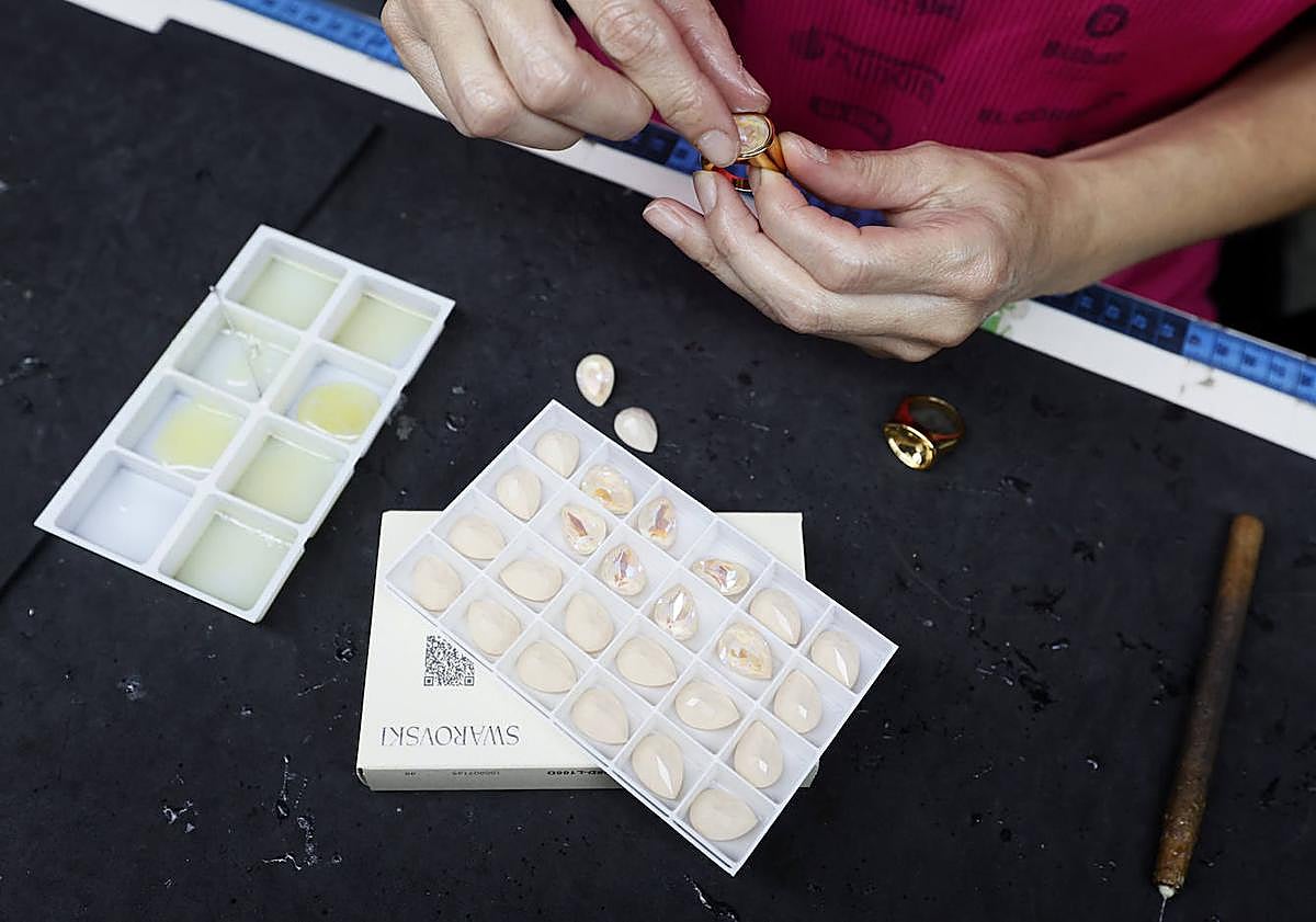 Imagen principal - Proceso de ensamblaje de uno de los anillos de Vidda