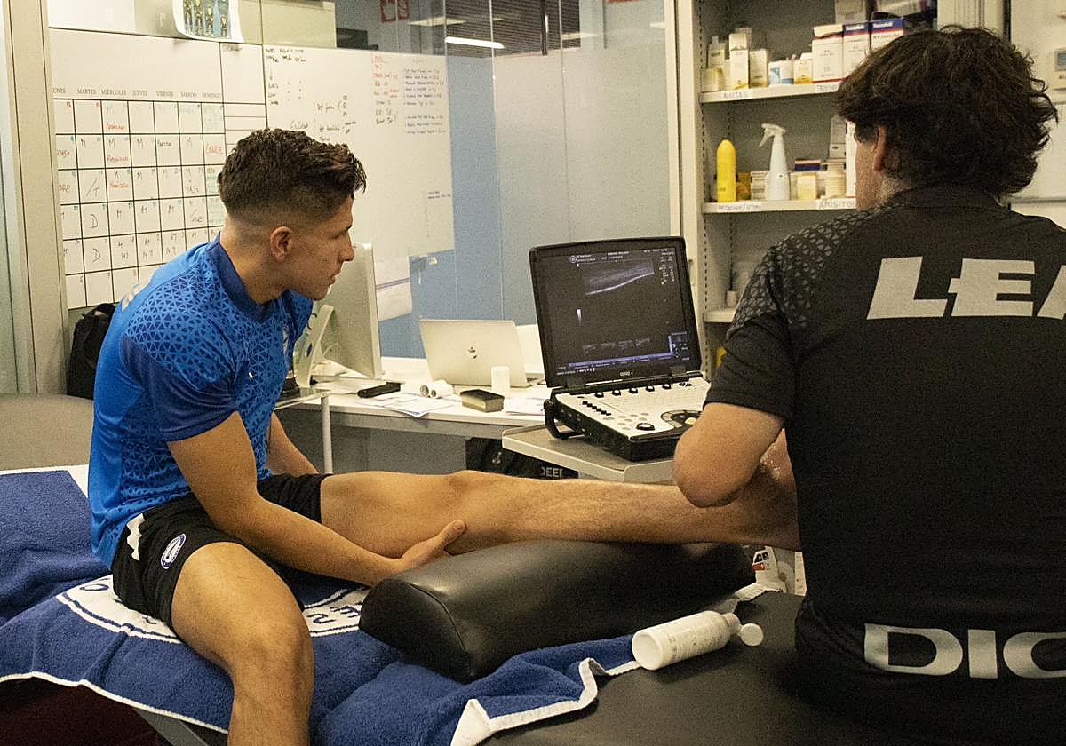 Giuliano es observado por el médico albiazul, Alberto Fernández.