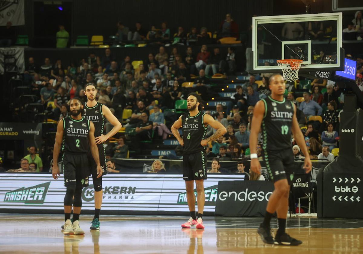 Los hombres de negro, derrotados tras el partido.