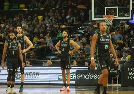 Los hombres de negro, derrotados tras el partido.