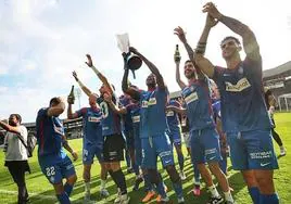 Los jugadores del Amorebieta festejaron con alegría en A Malata el título de campeones.