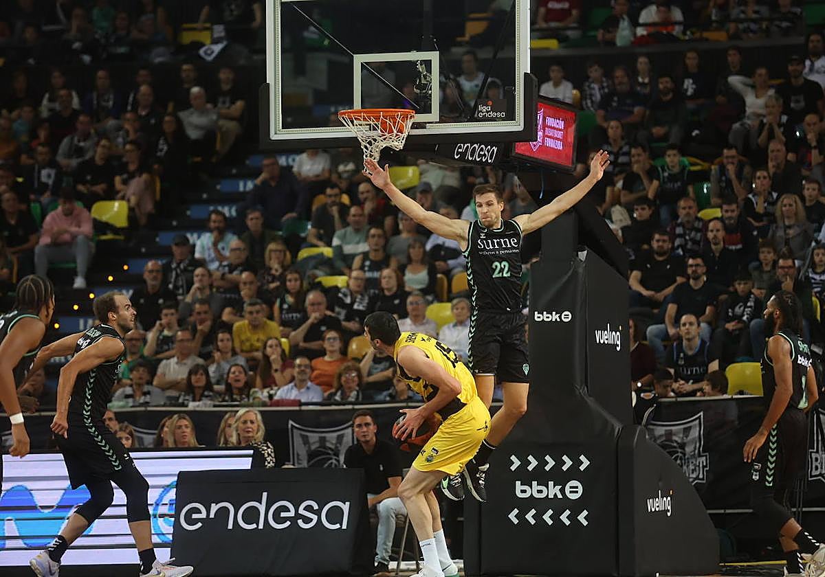 Rabaseda trata de frenar a Shermadini.